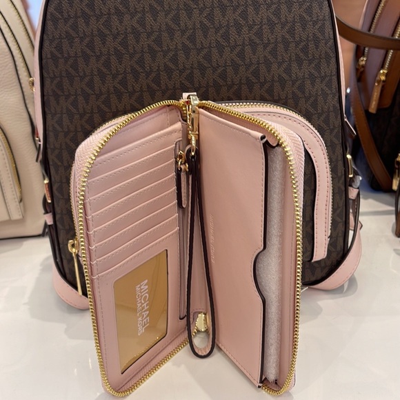 Michael Kors Jet Set Travel Large Flat Multifunction Phone Case Wristlet 
NWT - Picture 10 of 16